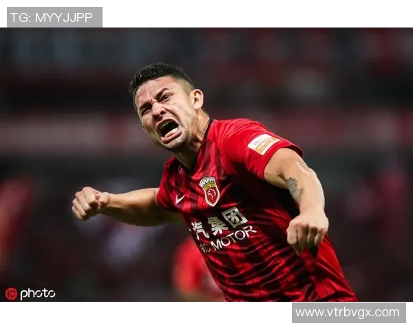 与足球明星埃尔克森亲密合影瞬间展现精彩足坛之星风采