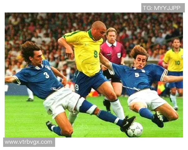 世界足球历史十大传奇球星盘点及其辉煌成就解析