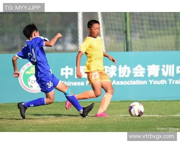 两个足球明星与孩子们一起舞动足球节奏展示亲子互动和运动魅力