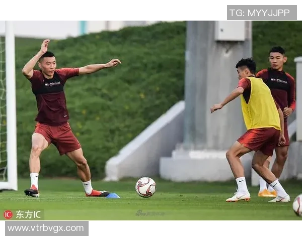 中国足球男球星激凸现象引发热议，球场上风采与争议并存