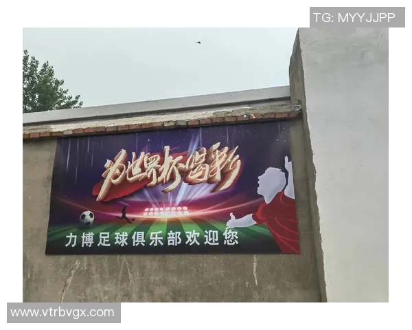 当红足球球星跨界代言广告展现运动激情与商业价值结合