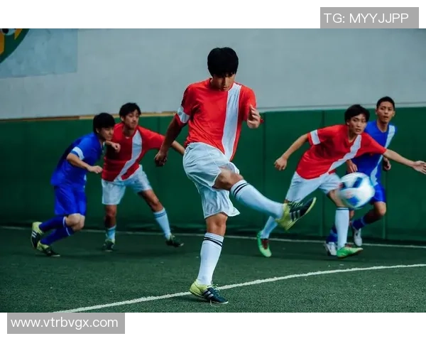 足球巨星齐聚一堂共战绿茵场激荡激情与荣耀的巅峰对决